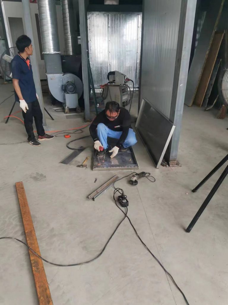 炎夏酷暑第一視角看粉末噴涂線廠家的安裝現(xiàn)場(chǎng)! 炎夏酷暑第一視角看粉末噴涂線廠家的安裝現(xiàn)場(chǎng)!